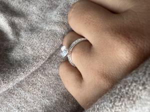 Bague de fiançailles en diamant de laboratoire ovale brillant de 2,20 carats, design solitaire classique, fabriquée en or massif 14 carats - Product Image 2