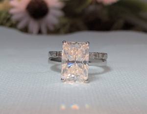 Bague de fiançailles en diamant de laboratoire taille radiant de 4,90 carats avec alliance assortie sertie de diamants en sangle, ensemble de mariage en or blanc massif 14 carats - Product Image 3