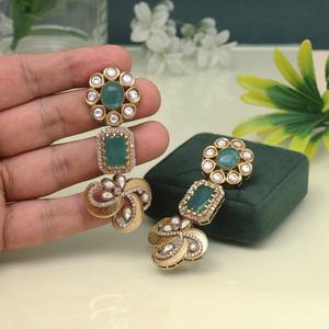 Boucles d'oreilles classiques Kundan Jhumka pour fonctions traditionnelles bijoux ethniques plaqués or pour femmes vêtements de mariage et look de fête - Product Image 6