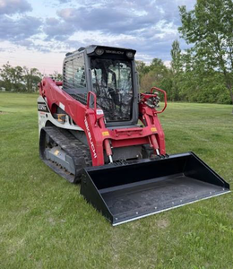 Cargadora de orugas Takeuchi TL12V2 premium económica y potente para movimiento de tierras, paisajismo y trabajos de demolición. Compre ahora. - Product Image 1