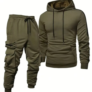Haute qualité hommes vente douce coupe-vent Jogging survêtement ensemble fabriqué en usine étanche Nylon passepoil léger pour l'hiver - Product Image 1