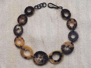 Collar de Lujo Hecho a Mano con Cuerno de Búfalo, Joyería Natural y Sostenible para Mujer, Alta Calidad - Product Image 3