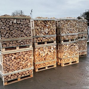 Bûches de bois dur empilées sur palette, coupées rondes pour stockage extérieur. - Product Image 3