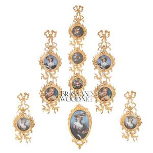 Juego de placas de pared de porcelana pintadas a mano con marcos de latón macizo dorado - Product Image 1