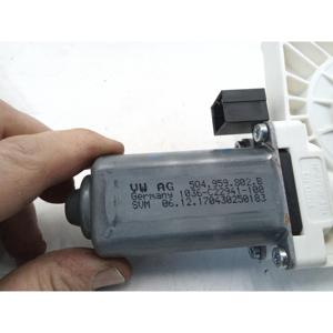 Moteur électrique de lève-vitre avant droit pour VOLKSWAGEN Golf 7 Berline (12>) 5Q4959802B - Product Image 3