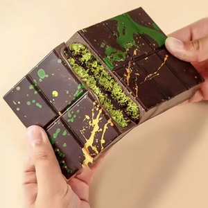 Chocolate Estilo Dubái con Manteca de Cacao, Pasta de Pistacho y Relleno de Harina de Coco - un Snack Popular con Sabor a Chocolate con Nueces - Product Image 1