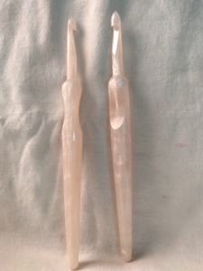 Crochets en résine multicolore Variété de motifs pour produits de tricotage Fournisseur OEM - Product Image 4