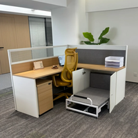 Poste de travail modulaire avec lit pliable, armoire dissimulée et cloison de séparation pour bureau