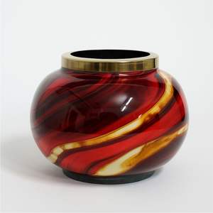 Vase en métal rouge et or de luxe |   Centre de table contemporain |   Vase floral décoratif pour la décoration intérieure moderne - Product Image 1