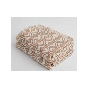 Serviettes de bain de golf personnalisées brodées géométriques numériques à séchage rapide 100% coton biologique certifiées GOTS Chaque article est emballé individuellement - Product Image 1