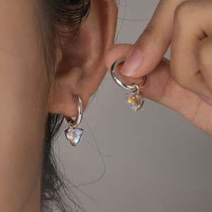 Pendientes de Aro con Cristal de Piedra Lunar en Forma de Corazón Simple Jeulia - Product Image 6
