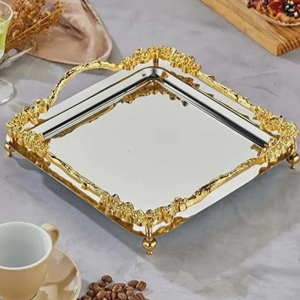 Plateau de service en métal de luxe doré, finition miroir argenté, idéal pour la présentation de café, thé et desserts, provenant d'Inde - Product Image 1