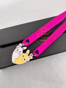แหนบปลายแหลมสำหรับต่อขนตาแบบเคลือบสีชมพูร้อน 90 องศา ขายส่ง พร้อมบริการสั่งทำพวงกุญแจโลโก้ อุปกรณ์เสริมความงาม - Product Image 6