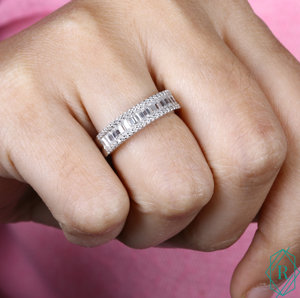 Bague de fiançailles en diamant Moissanite à coupe Baguette - Product Image 2