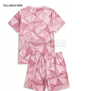 Conjunto de camiseta y pantalones cortos en tonos claros y oscuros, estilo casual moderno, tela transpirable, ajuste cómodo, ideal para un estilo urbano. - Product Image 6