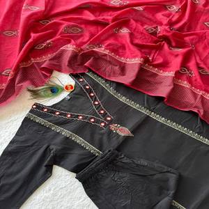 Traje Anarkali VASTRA COTTAGE de Georgette Puro Estampado con Dupatta de Encaje de Diseño y Pantalón de Algodón Butter Completamente Cosido - Product Image 3