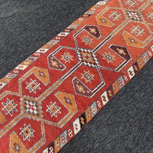 Petit tapis vintage écologique 3,2x10,7 pieds, patchwork orange et gris en laine avec envers en latex - Product Image 2