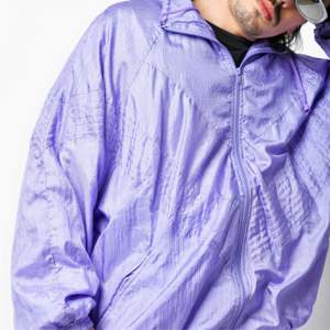 Survêtement pour homme vintage imprimé rave violet - Design rétro des années 90, couleurs vives, 100% coton pour les fêtes, style quotidien - Product Image 3