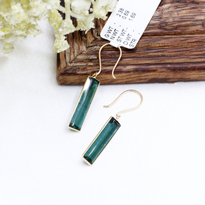 Superbe boucle d'oreille en forme de rectangle en tourmaline verte naturelle en or jaune 18 carats, bijoux faits à la main en gros - Product Image 1