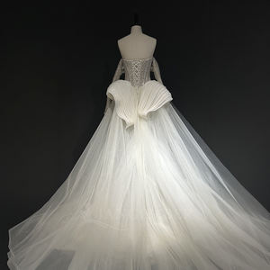 Robe de mariée sirène moderne et brillante NT97 à col bateau et volants, avec traîne chapelle, jupe longue, fleurs, cristaux et dentelle - Product Image 2