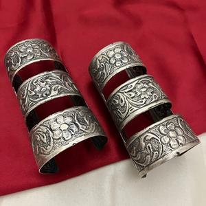 Conjunto de brazaletes redondos de plata oxidada antigua, diseño para mujer para fiesta de boda, colección étnica tradicional y de recepción - Product Image 1