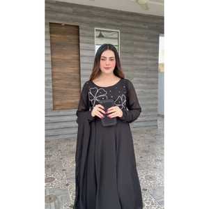 Salwar Kameez traditionnel élégant noir avec des éclats de diamants pour femmes, idéal pour les tenues de soirée - Product Image 1