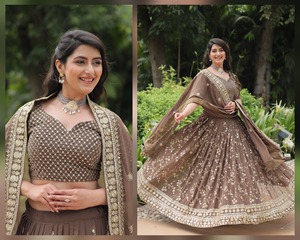 Diseñador de Bollywood Lehenga High on Demand Precioso Impresionante Lehenga elegante para mujeres Colección de ropa de fiesta de ropa India - Product Image 1