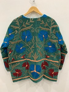 Veste Suzani brodée à la main en velours avec broderie multicolore complexe avec traditionnel à vendre - Product Image 2