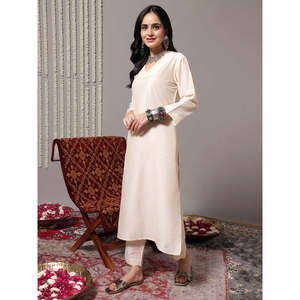 ชุดคุร์ตะผ้าชีฟองสีขาวนวลสำหรับผู้หญิงแบบลำลอง พร้อมกางเกงขายาวคอวีและผ้าคลุมไหล่ - Product Image 2