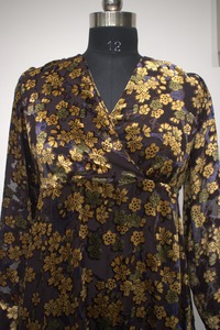 เดรสสั้นผ้ากำมะหยี่สไตล์วินเทจทรงหลวมเอวธรรมชาติสีชมพูอมเทา คอวี แขนสามส่วนสำหรับผู้หญิง - Product Image 2