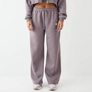 Conjunto de Sudadera Corta con Capucha y Cremallera de Felpa Premium y Pantalones Deportivos de Pierna Ancha, Chándal para Mujer con Logotipo Personalizado para Producción al por Mayor OEM ODM - Product Image 4