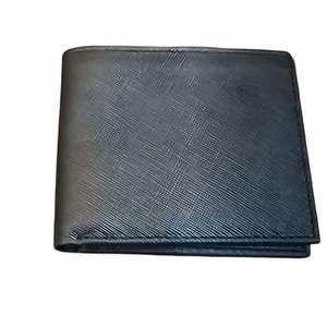 Portefeuille bifold pour homme en cuir texturé noir avec fenêtre d'identité, design fin et compact, plusieurs emplacements pour cartes et deux compartiments pour billets - Product Image 1