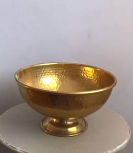 Bol en laiton Pooja thali avec des accents floraux élégants et un éclat traditionnel conçu pour les offrandes quotidiennes du temple ou les rituels - Product Image 4