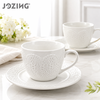 JOZING Ensemble tasse et soucoupe à café en céramique blanche 7oz, motif dentelle crochetée en relief, stock en liquidation, prix de gros imbattables, style vintage