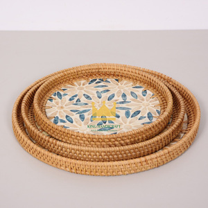 Capiz en incrustation de nacre faite à la main en gros avec plateau de service rond en rotin multicolore pour la décoration intérieure - Product Image 2