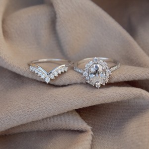 Bague en argent sterling 925 Art déco Chevron pour femme avec griffes Moissanite deux en un pour anniversaire d'anniversaire - Product Image 1