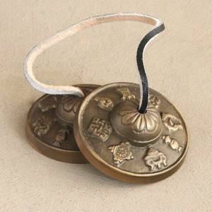 Carillons de méditation Tingsha avec gravure de symboles traditionnels - Product Image 1