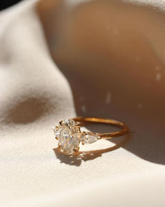 Bague de fiançailles en Moissanite ovale d'inspiration vintage avec pierres latérales poire en or jaune 14 carats bague unique à trois pierres pour cadeau - Product Image 2