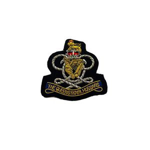 Insigne de blazer brodé en fil de métal de régiment de conception personnalisée le plus vendu Badges de broderie faits à la main de haute qualité - Product Image 5