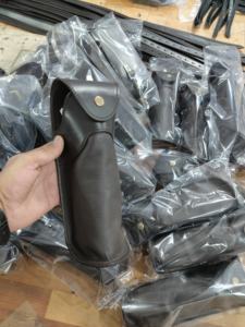 Portabotellas de cuero con hebilla a presión de latón y níquel de ALWAN EXPORTS MODELO NO. AE27BH-510 - Product Image 2