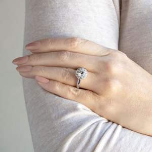 Anillo de Compromiso con Halo de Forma Floral y Corte Redondo con Diamante Cultivado en Laboratorio en Oro Blanco o Oro Rosa para Mujer - Product Image 2