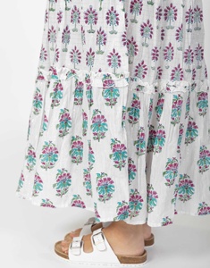Hermoso Vestido Maxi de Algodón con Cuello en V y Corte en A, Diseño Floral Estampado a Mano, Adorno de Ganchillo con Hilo Lurex, Volantes y Cierre de Botones - Product Image 4