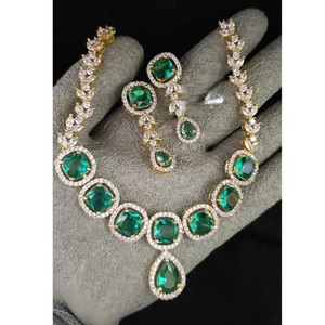 Ensemble de collier élégant de haute qualité en plaqué or avec boucles d'oreilles pour femmes Collier classique avec boucles d'oreilles Mariage de créateur - Product Image 1
