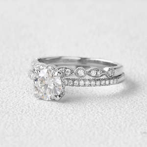 Juego de anillos de moissanita incolora de corte redondo de plata 925 1.30CT Halo oculto - Product Image 3