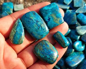 Cabochons d'azurite bleue naturelle, pierres précieuses en vrac, lot de formes et de couleurs variées, fournitures de bijoux fantaisie en azurite directement d'Inde - Product Image 4