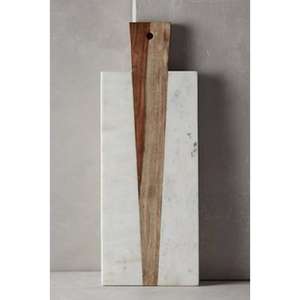 Planche à découper en bois et en marbre de forme unique fabriquée à partir de bois récupéré mettant en valeur la beauté des matériaux durables - Product Image 3