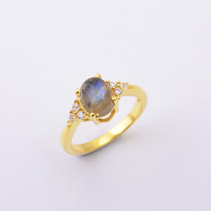 Bague élégante en labradorite plaquée or pour femme, bijou statement en pierre naturelle labradorite, mode bohème, bague de guérison, vente en gros - Product Image 1