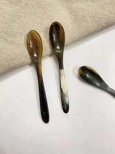 Cuchara de Cuerno de Búfalo Natural, Hecha a Mano y Pulida, Perfecta para Servir Especias, Condimentos o como Decoración de Mesa, Alta Calidad - Product Image 4