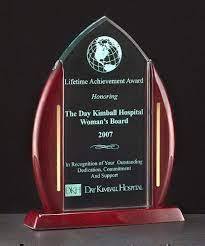 Elegante premio de madera y acrílico: una mezcla única de belleza natural y diseño moderno perfecto para cualquier celebración - Product Image 3