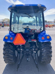Tractor utilitario compacto New Holland Boomer 40 de 40HP 4WD con transmisión hidrostática y cargador frontal, listo para trabajar en la granja. - Product Image 3